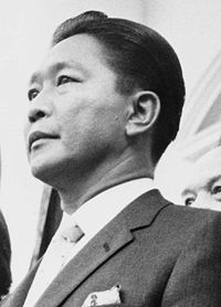 https://upload.wikimedia.org/wikipedia/commons/thumb/a/a3/Ferdinand_Marcos_at_the_White_House.jpg/200px-Ferdinand_Marcos_at_the_White_House.jpg
